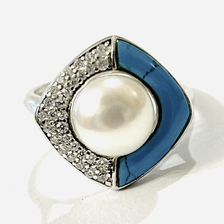 Stříbrný designový prsten s perlou, tyrkysem a čirými kameny