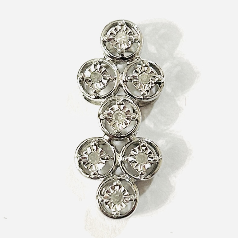 Stříbrný moderní přívěšek s diamanty