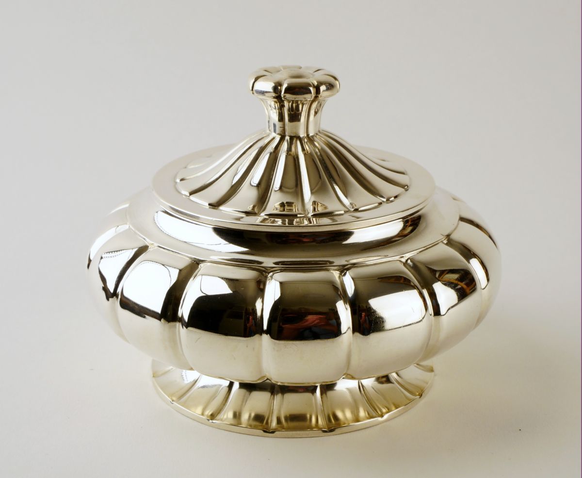 Stříbrná art deco dóza