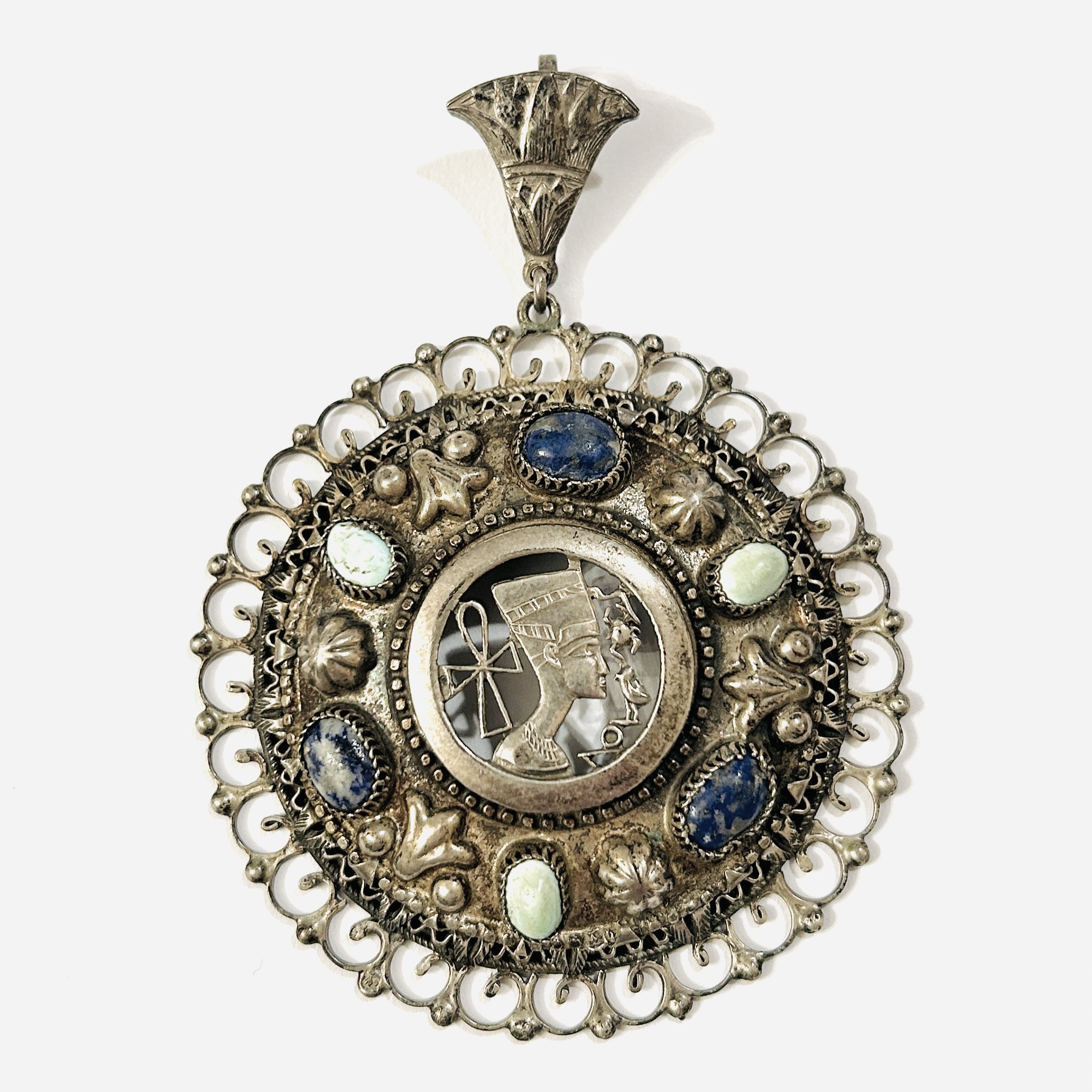 Stříbrný velký starožitný egyptský přívěšek s tyrkysy a lapis lazuli