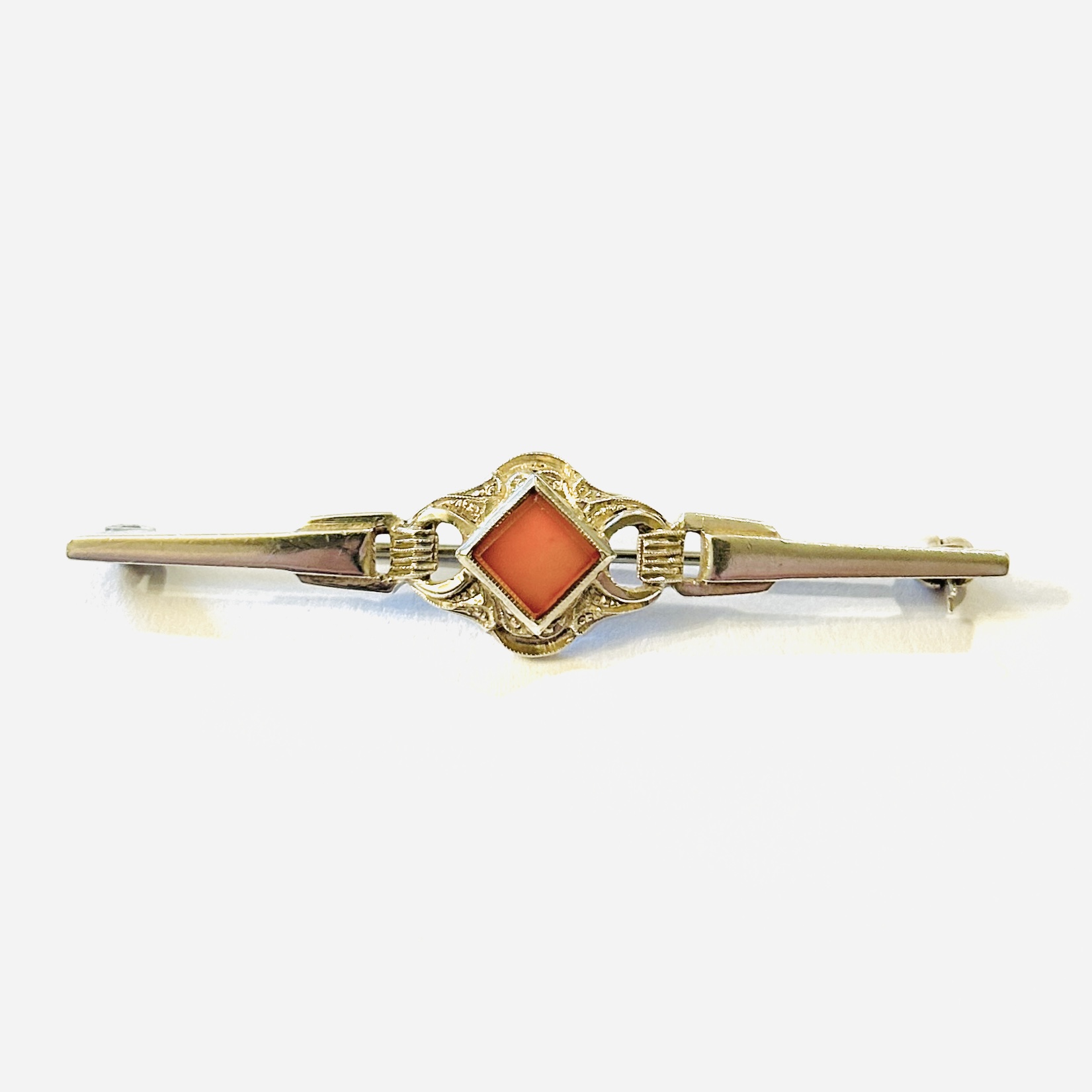 Stříbrná art-deco brož s karneolem