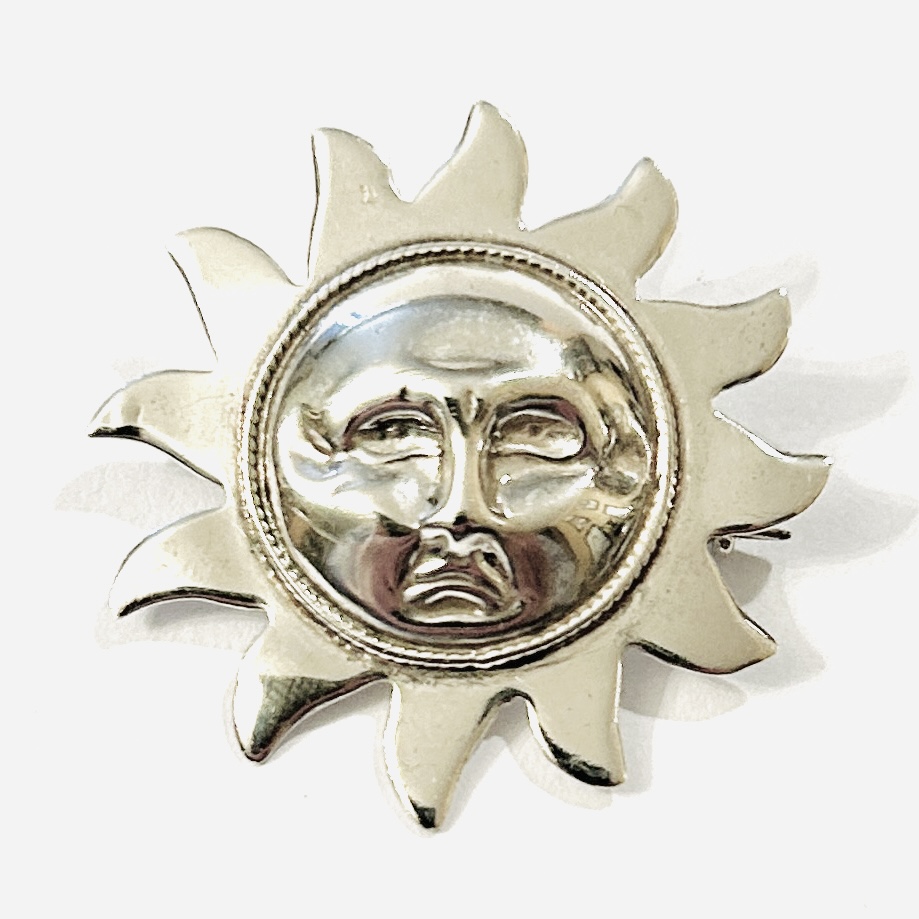 Stříbrná brož „slunce“