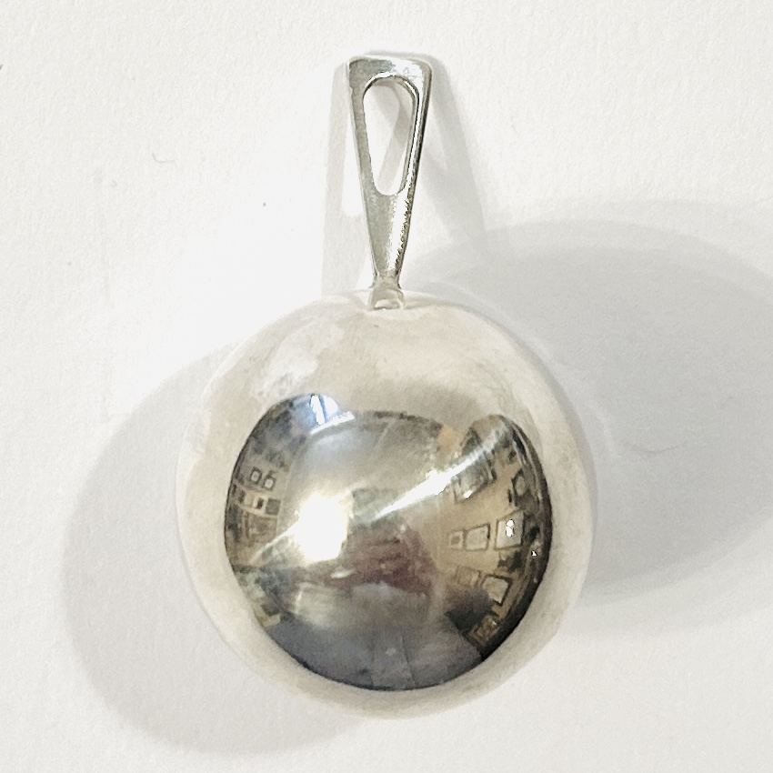 Stříbrný minimalistický přívěšek „koule“ – Safina