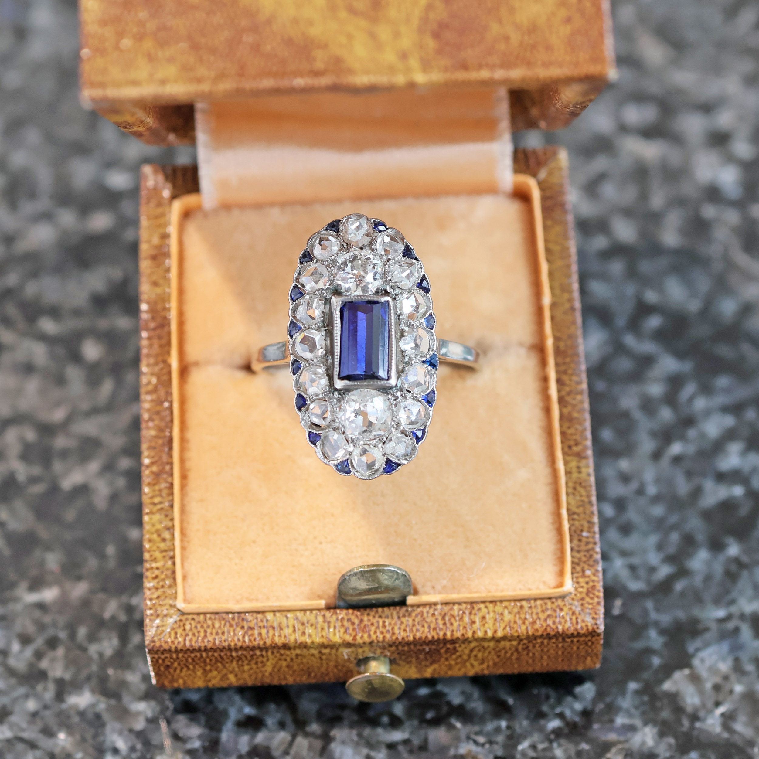 Art deco zlatý prsten s přírodními diamanty 1,20 ct a safíry