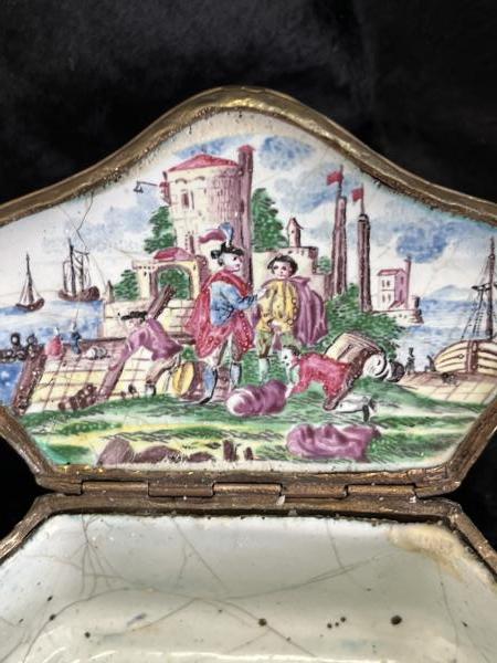 Dóza zdobená figurální malbou -smalt cca rok 1820