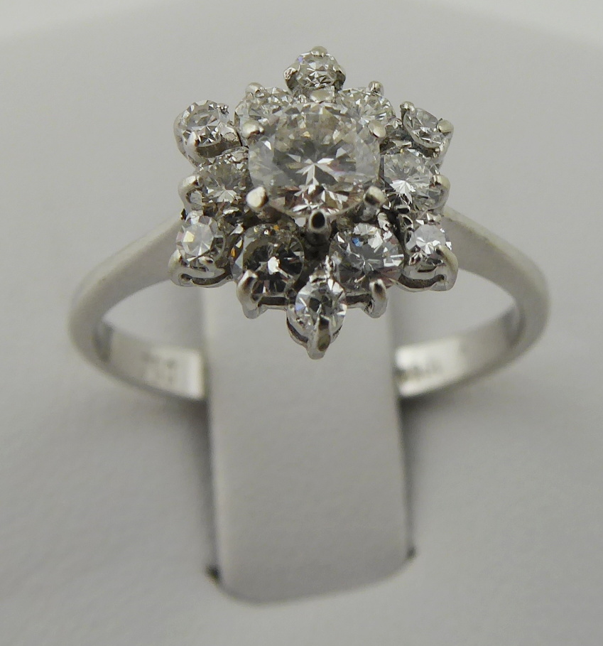 Prsten z 18k zlata s 13 přírodními diamanty