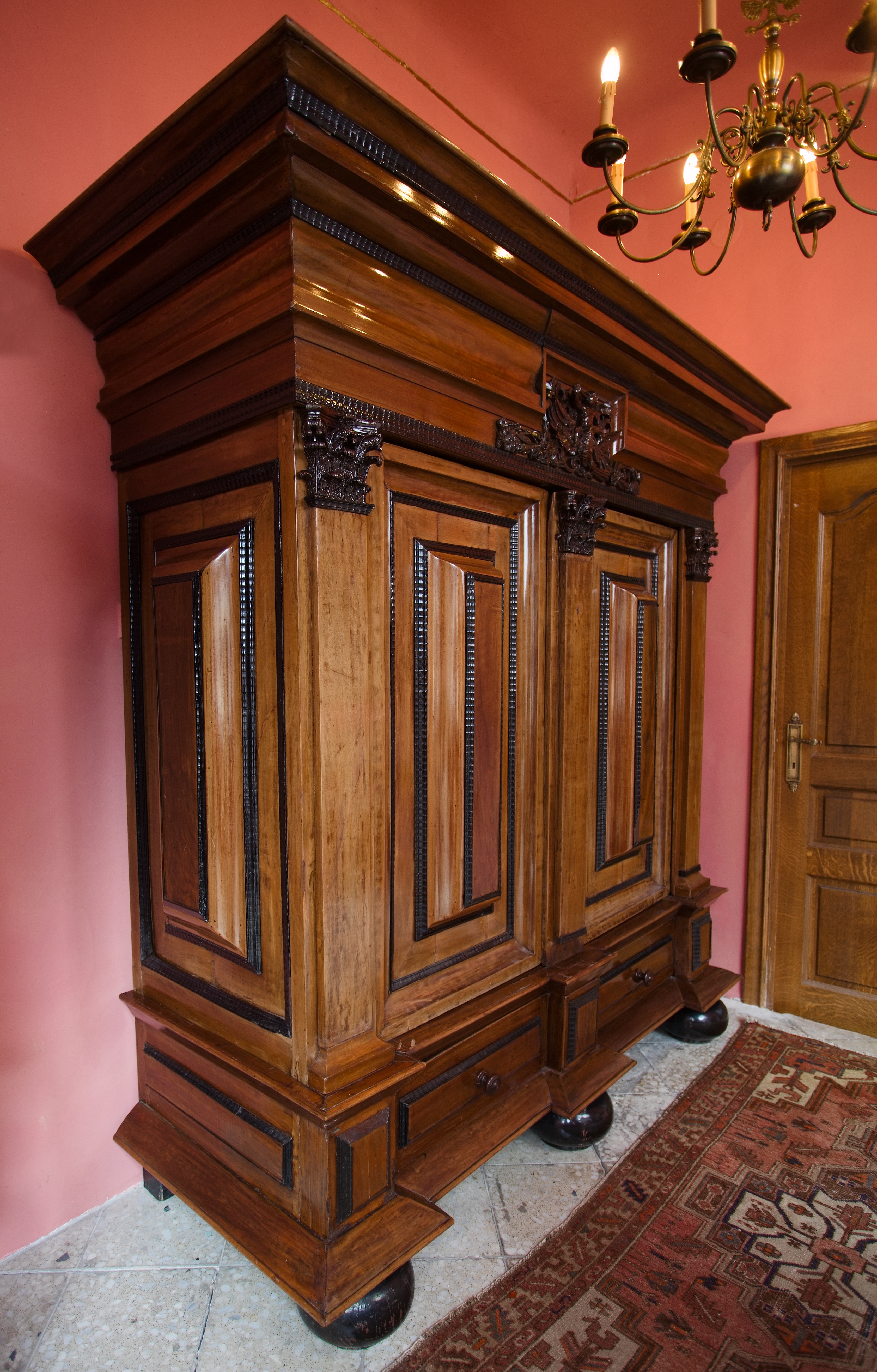 Monumentální barokní polštářová skříň typu kussenkast – konec 17. století, zámecká provenience