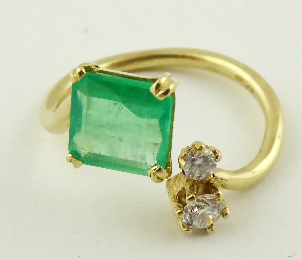 Prsten ze zlata s přírodním smaragdem a diamanty