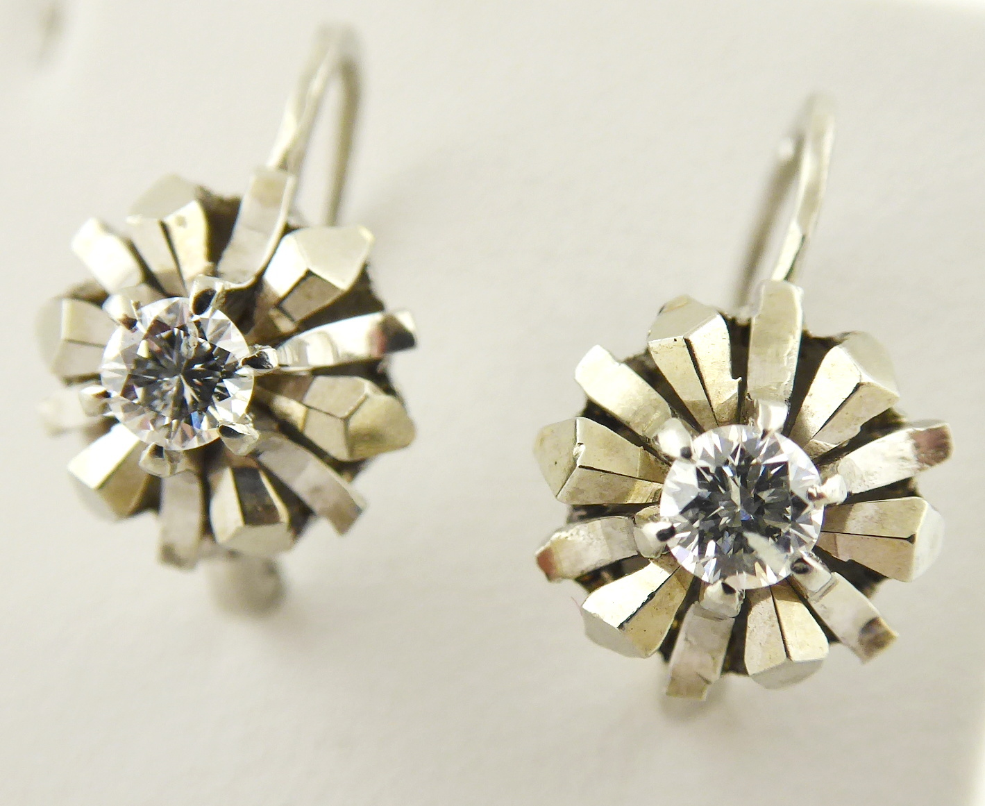 Náušnice z bílého zlata s přírodními diamanty – 0,30 ct