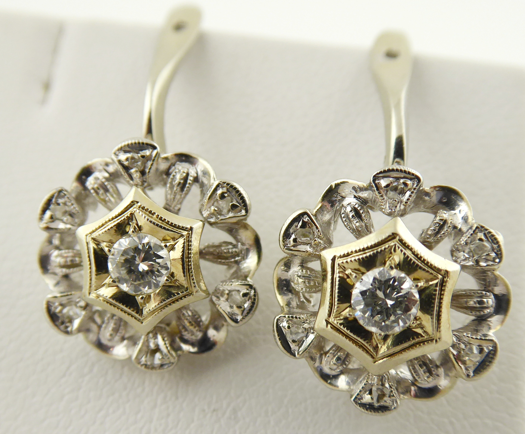 Zlaté náušnice s 14 přírodními diamanty