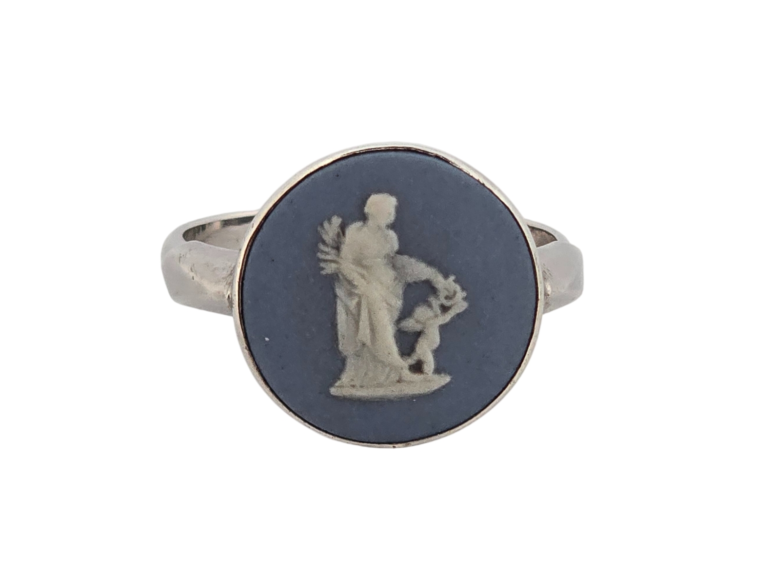 Stříbrný prsten Wedgwood s keramickou kamejí