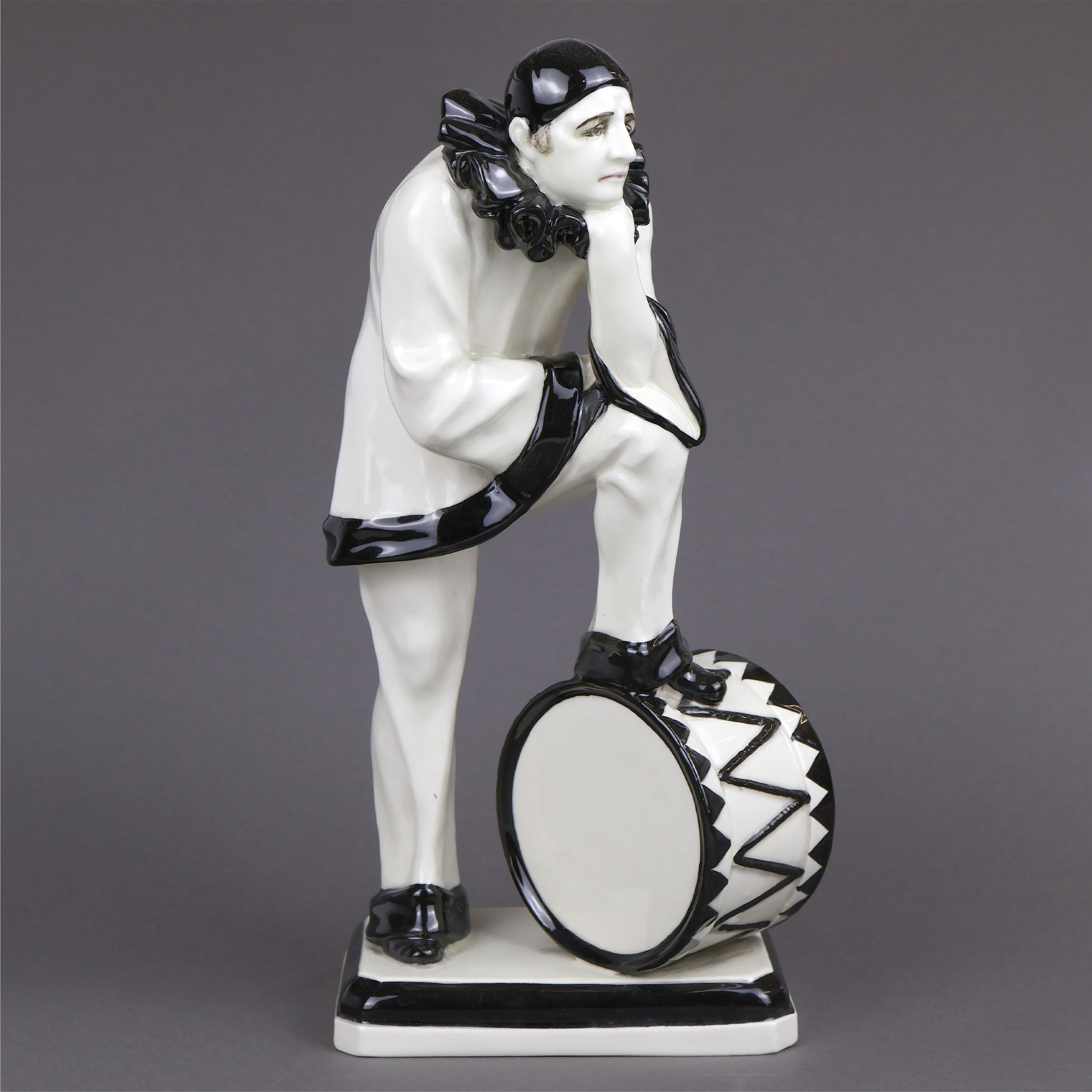 Starožitná figurka Pierota (klauna), výška 28 cm