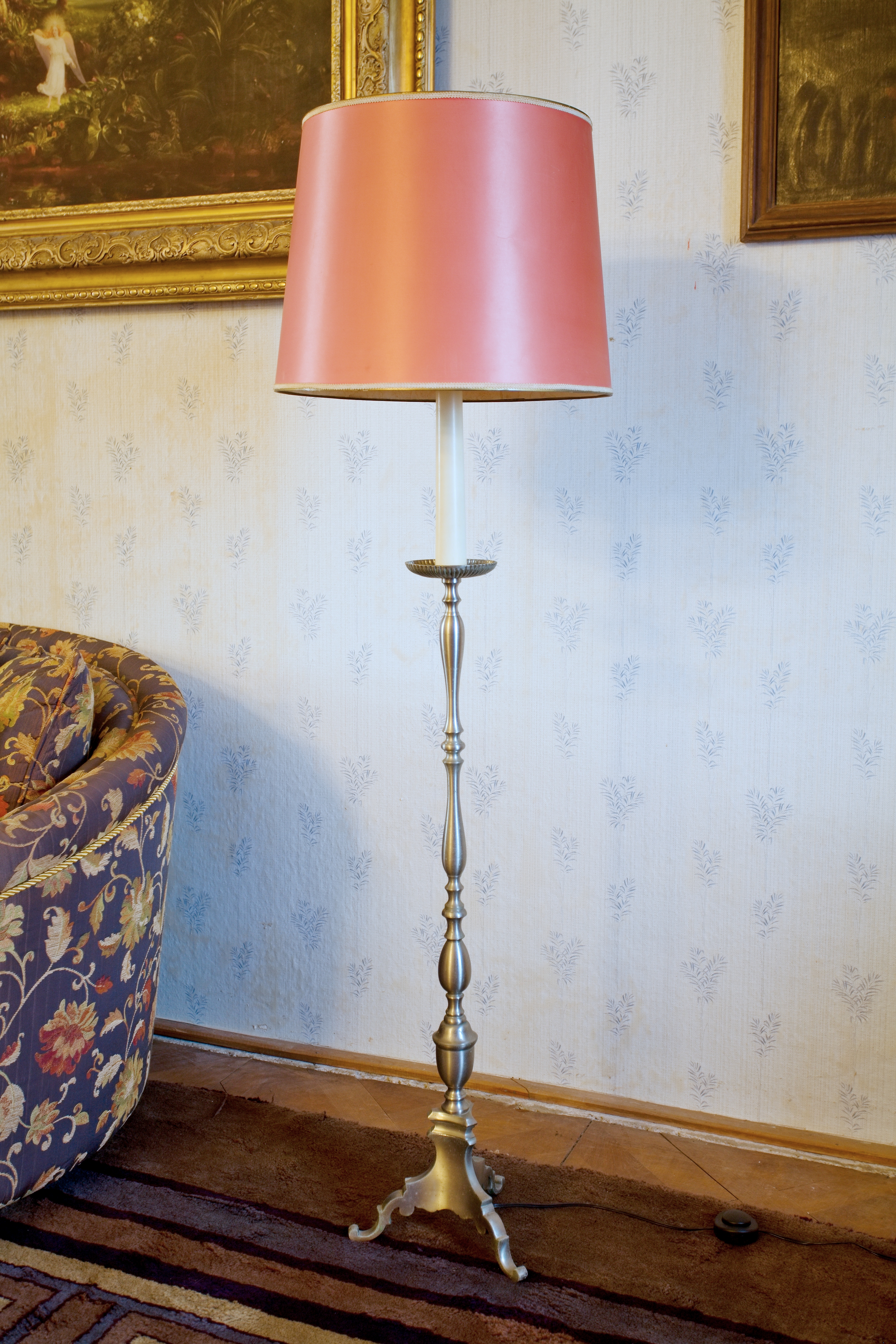Mosazná stojací lampa s látkovým stínidlem