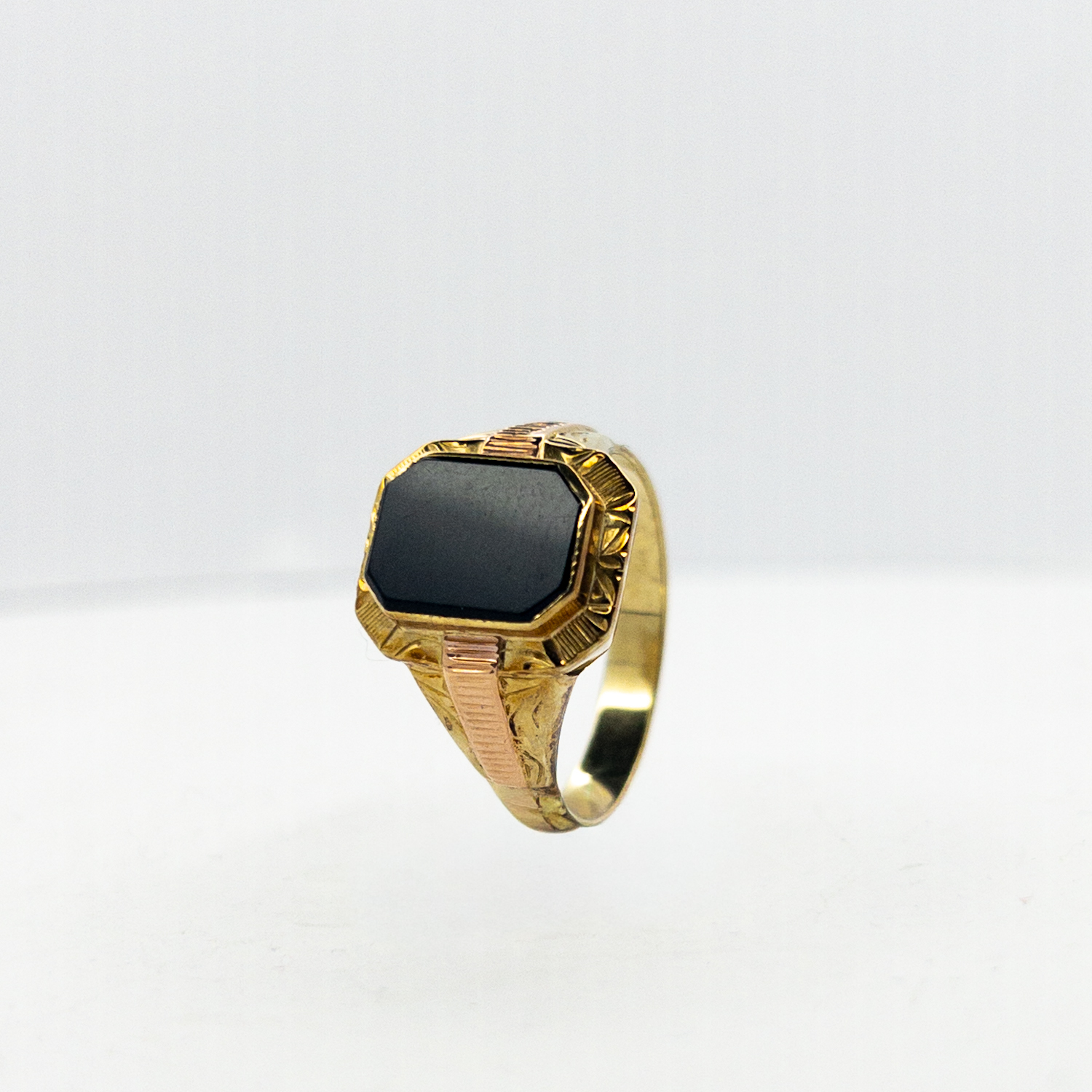 Zlatý prsten s onyxem